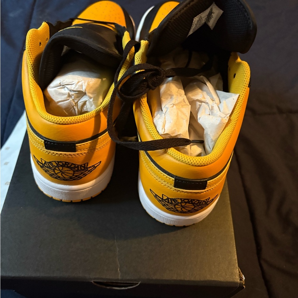 Air Jordan Low Black and Yellow Sneakers size 10 and a half - Picture 6 of 7